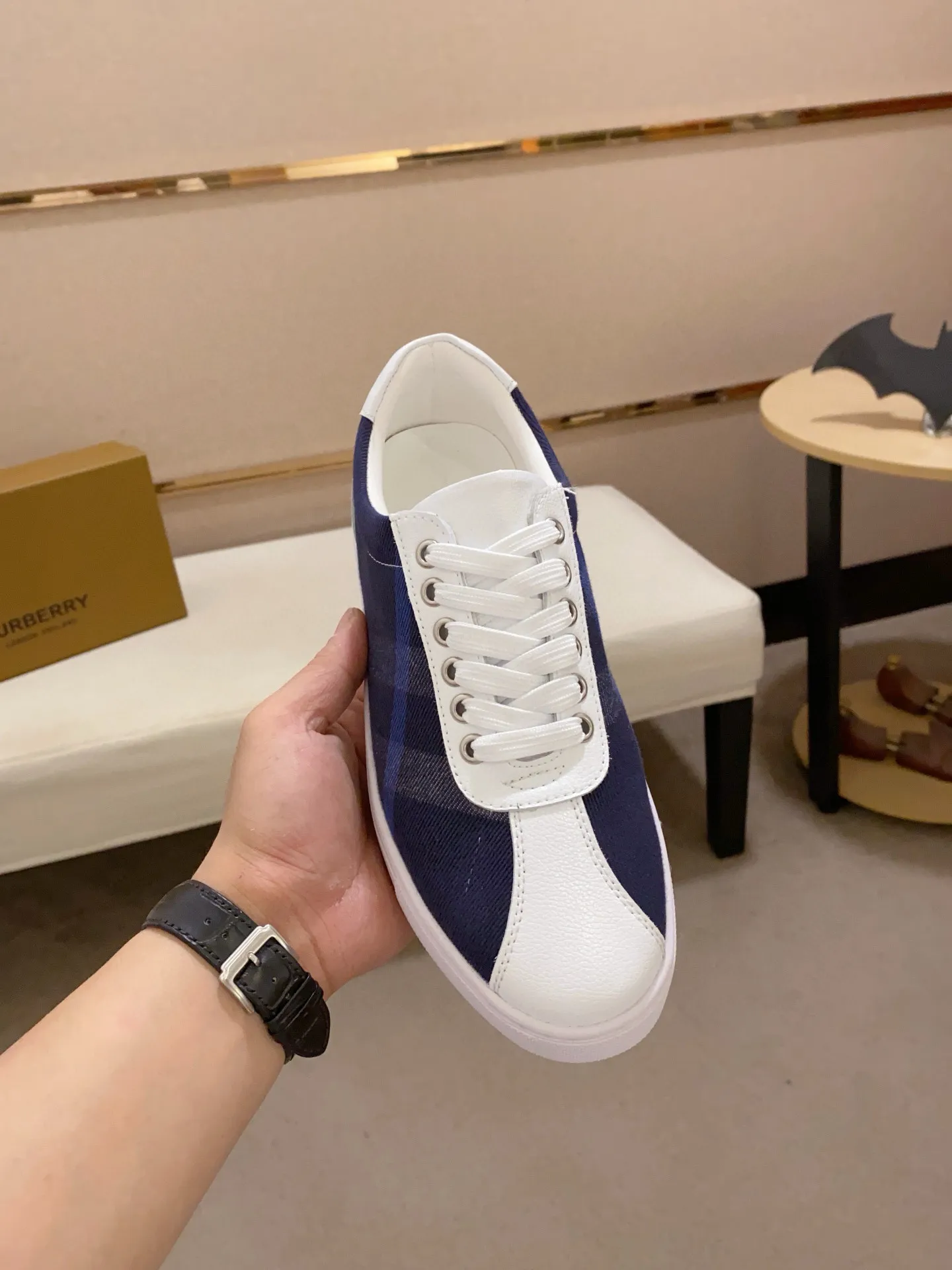 Men's shoes 💰: 400💰🥳◾️▫️The new Burberry men's classic low-top sneakers are reinterpreted with Vintage retro plaid cotton material and calfskin, decorated with a new brand logo. First-layer sheepskin lining, embossed Burberry logo on the heel, and original TPU outsole! Code number: 38-44. Can be customized45
